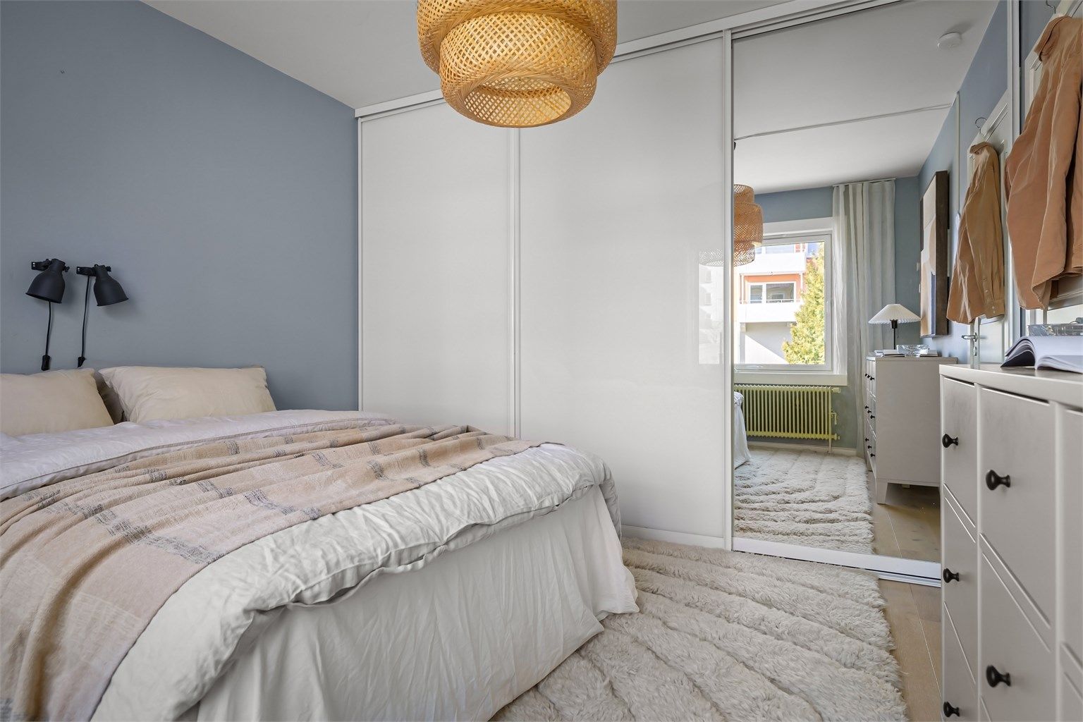 Praktisk, plassbygd skyvedørsgarderobe gir god lagringskapasitet