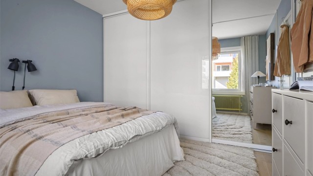 Praktisk, plassbygd skyvedørsgarderobe gir god lagringskapasitet