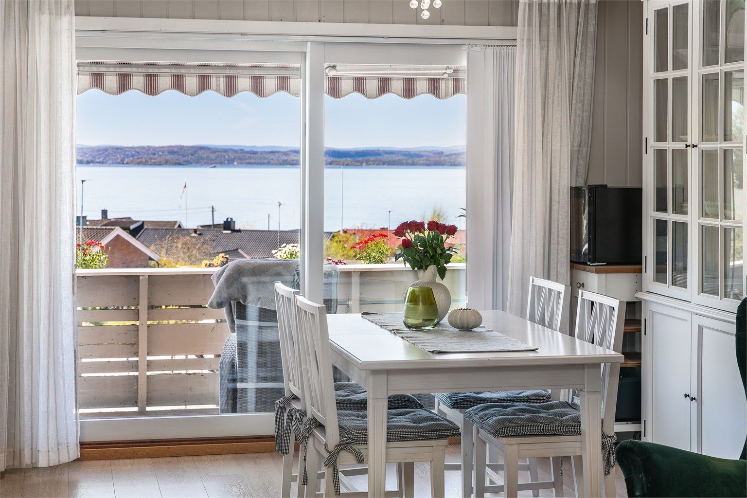 Med spisegruppen ytterst i stuen får du glede av fjordutsikten året gjennom.