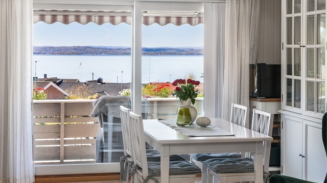 Med spisegruppen ytterst i stuen får du glede av fjordutsikten året gjennom.