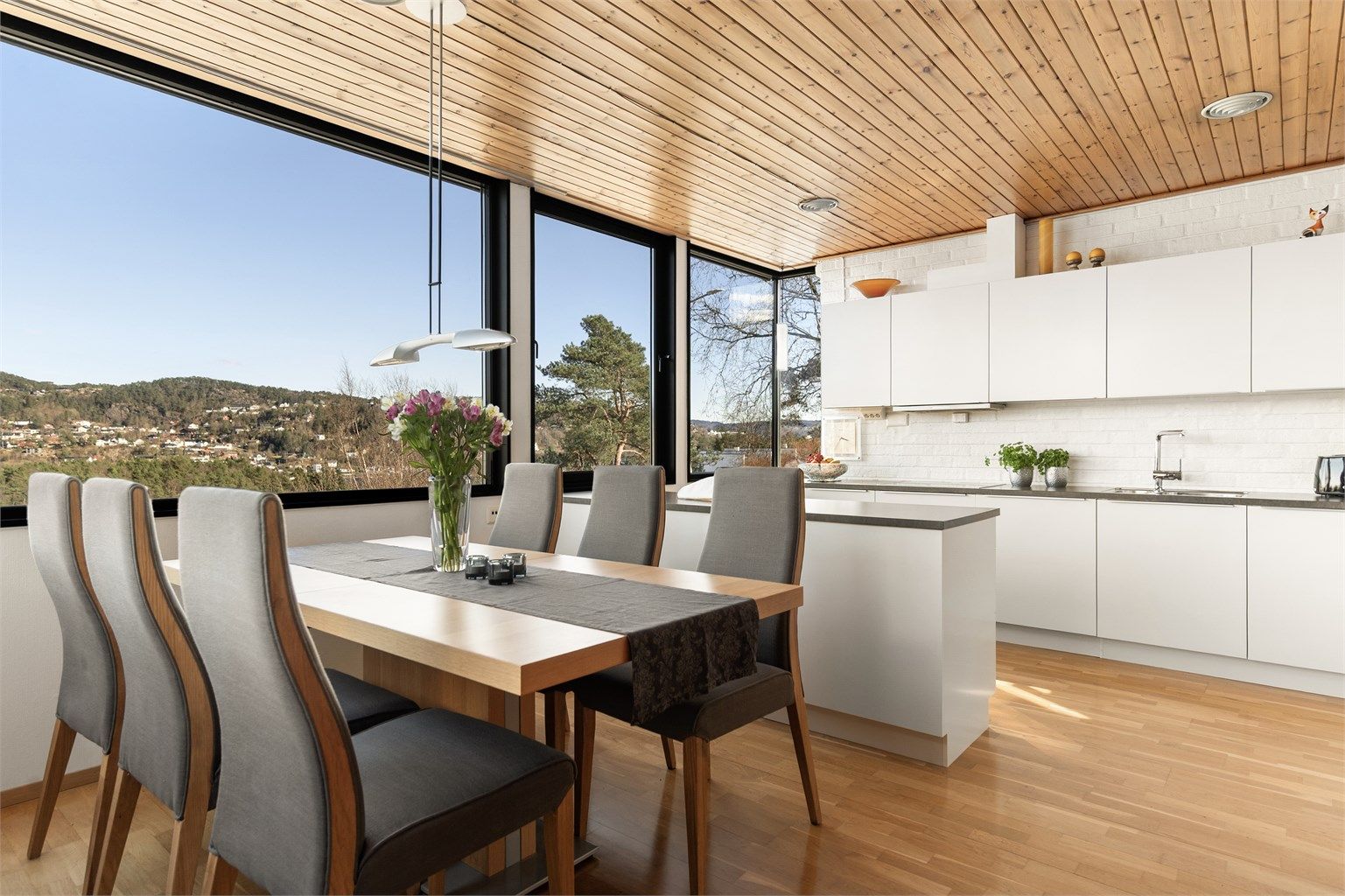 - Med vindu i tre retninger får du godt med lysinnslipp -