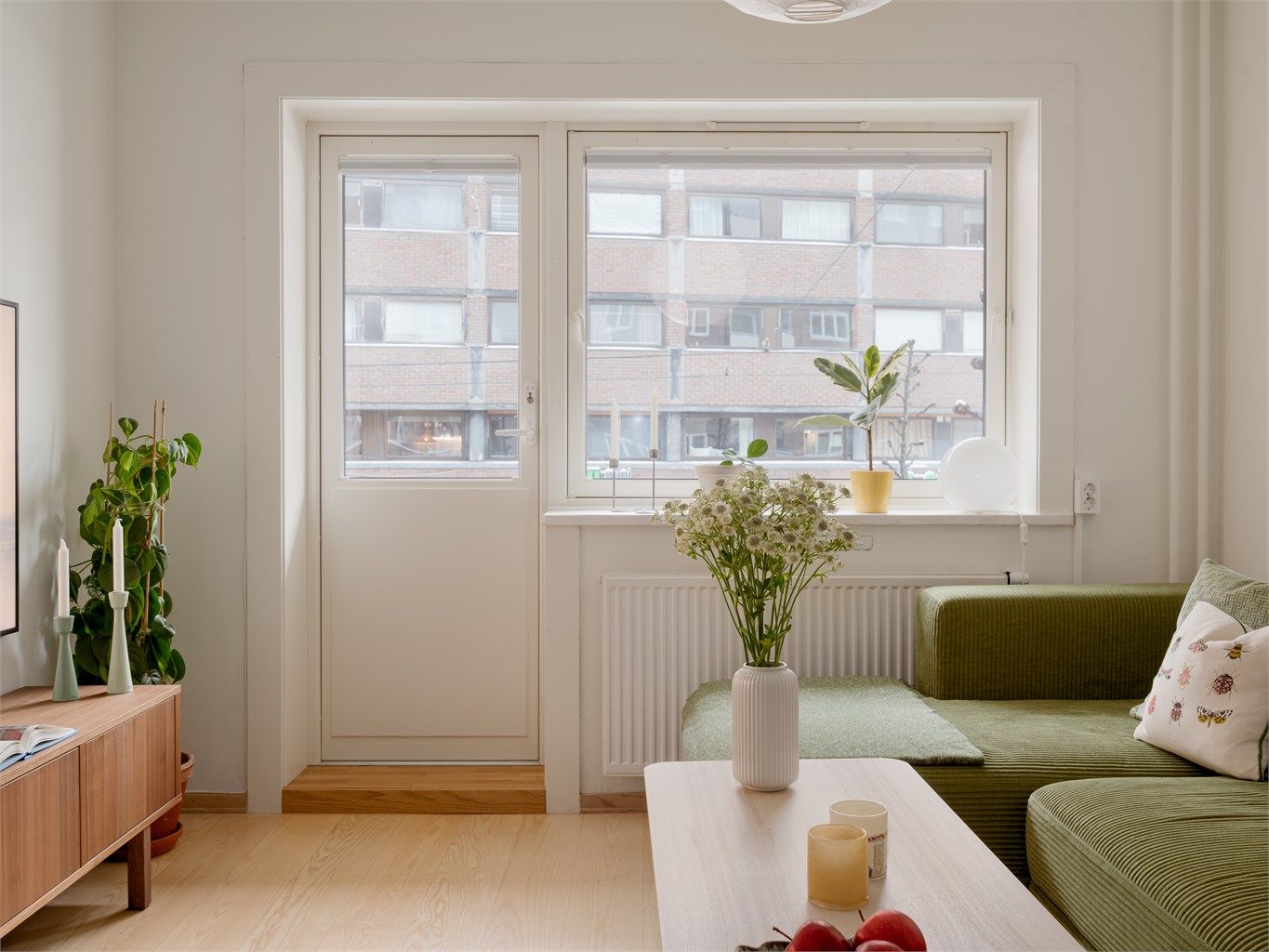  Den gode takhøyden kombinert med store vindusflater sørger for en lys og luftig atmosfære i boligen. 