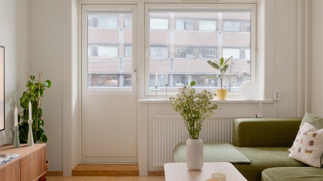 Den gode takhøyden kombinert med store vindusflater sørger for en lys og luftig atmosfære i boligen.