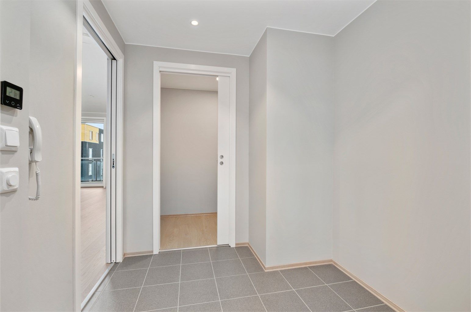 Fra gangen har man tilgang til den interne boden som måler 2,5 kvm. Leiligheten disponerer også en bod i kjeller på 2 kvm.