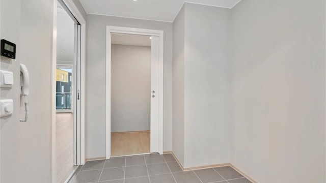 Fra gangen har man tilgang til den interne boden som måler 2,5 kvm. Leiligheten disponerer også en bod i kjeller på 2 kvm.