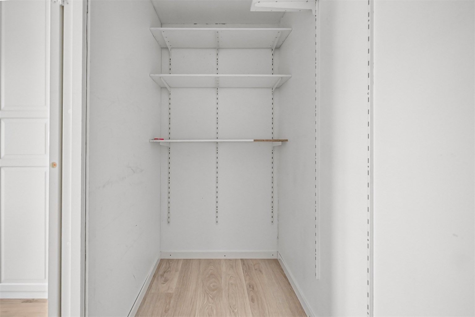 En innvendig bod brukt som garderobe på 1,29 m² gir praktisk lagringsplass.