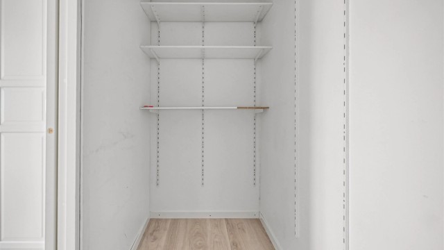 En innvendig bod brukt som garderobe på 1,29 m² gir praktisk lagringsplass.