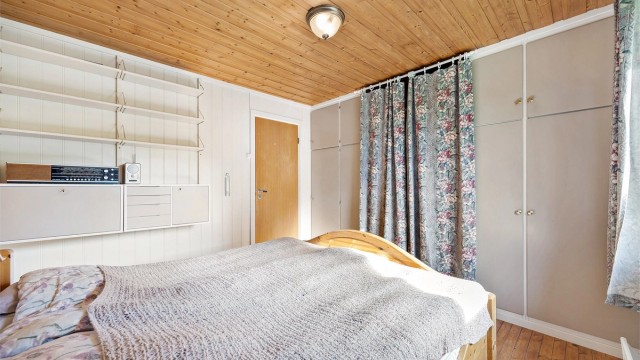 Her er det rikelig med plass til både garderobeskap og tilhørende soveromsmøblement