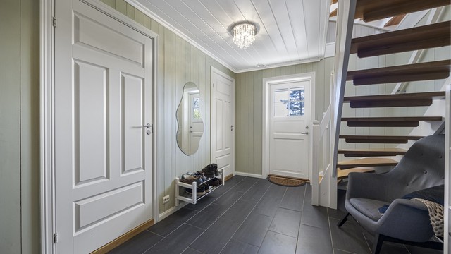 Fra inngangspartiet er det enkel tilgang til vaskerom, toalett og garasje.
