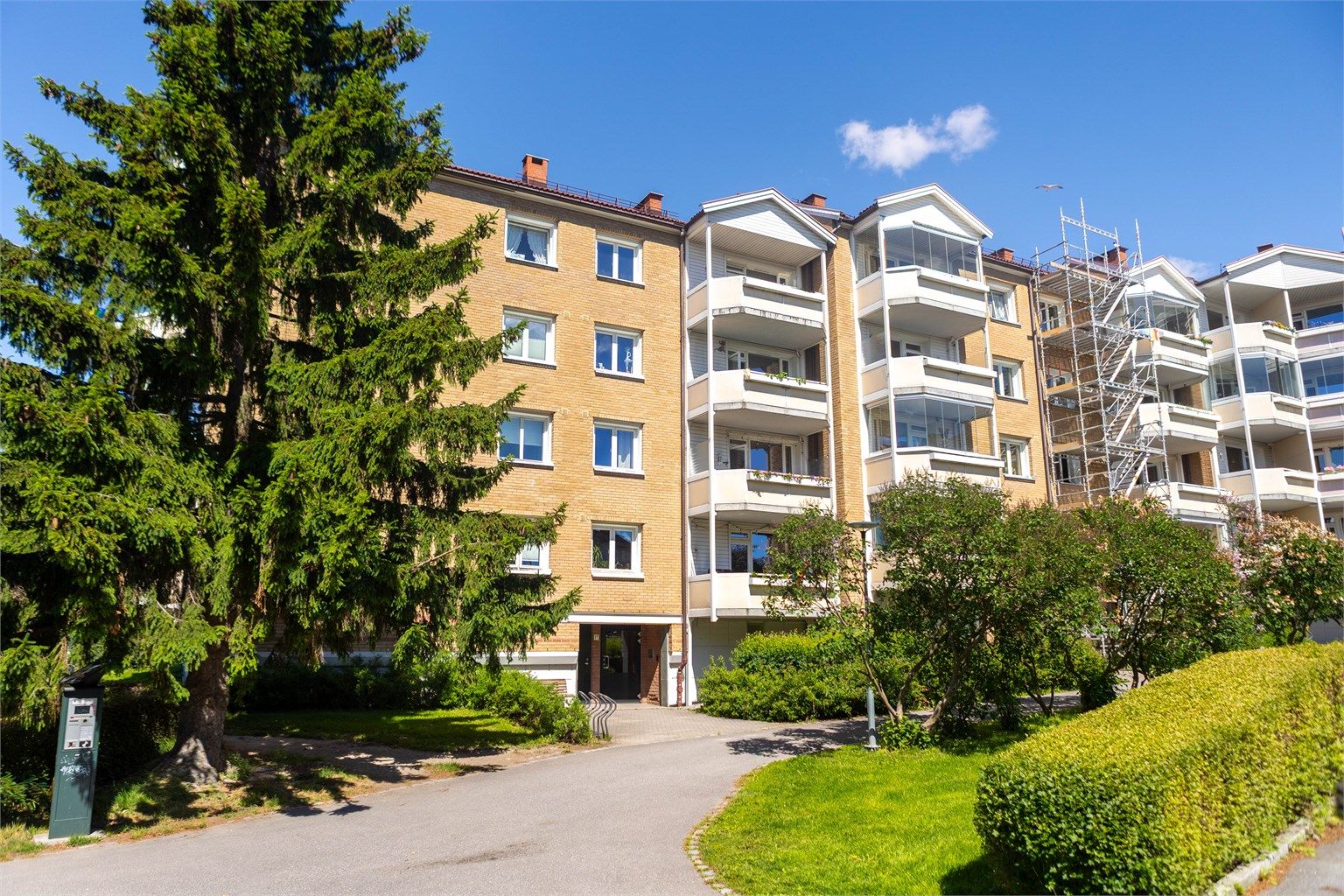 Leiligheten ligger attraktivt til på Hovin, med kort vei til T-bane, servicetilbud på Hasle Torg og turstier ved Valle Hovin.
