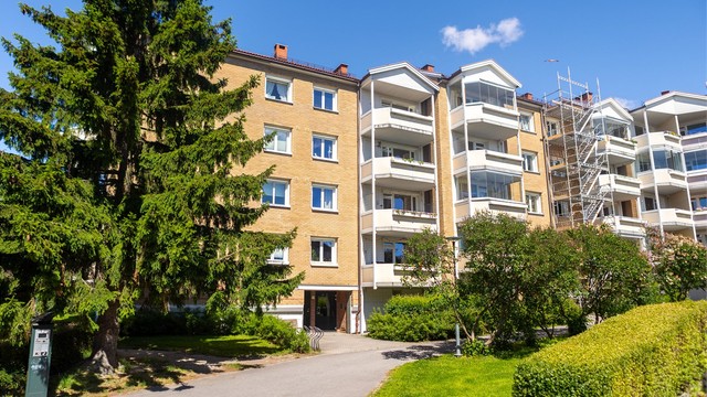 Leiligheten ligger attraktivt til på Hovin, med kort vei til T-bane, servicetilbud på Hasle Torg og turstier ved Valle Hovin.