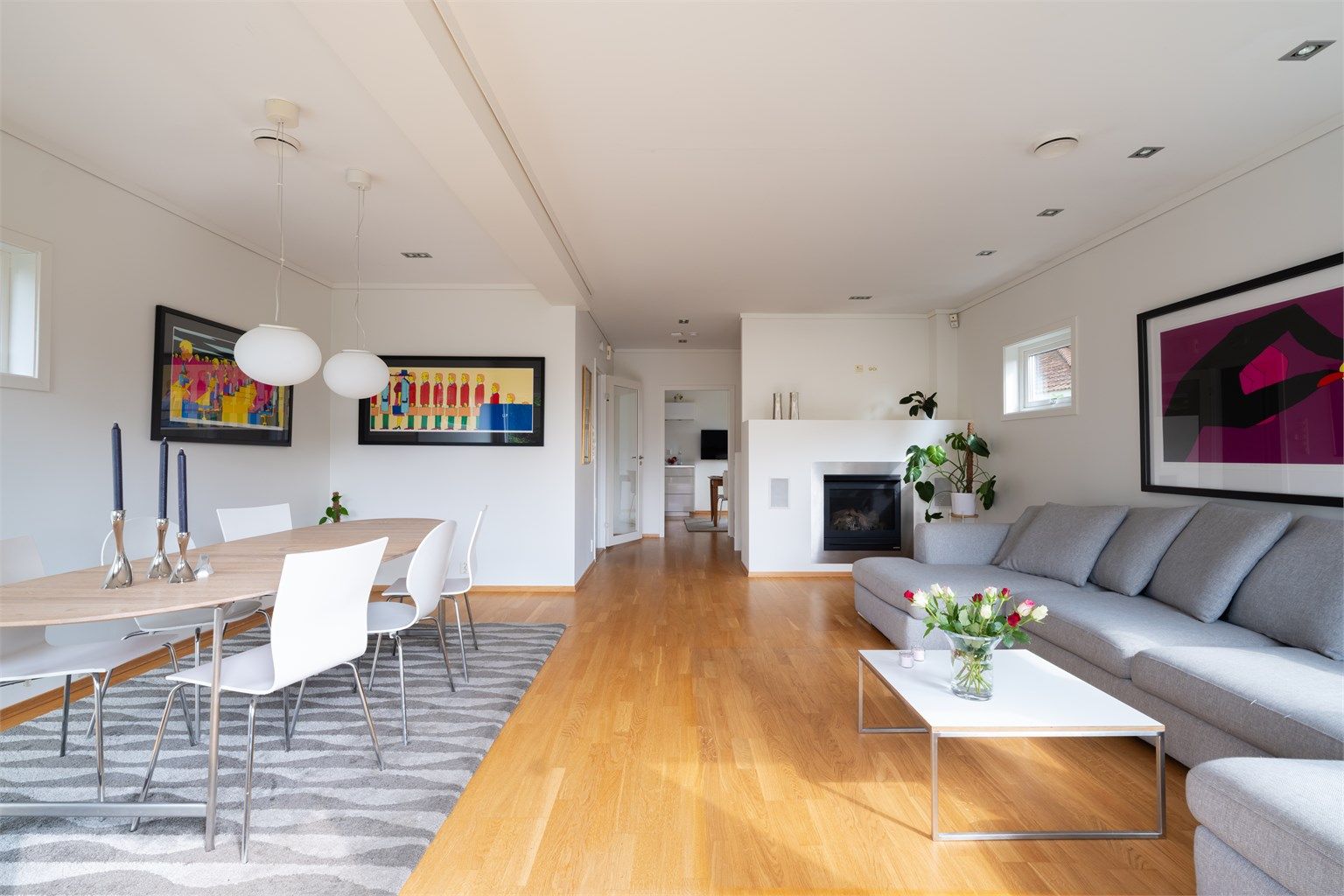 Åpen og stor stue med god plass til sofa, sittegrupper og TV seksjon. Utformingen gjør stuen godt egnet både for avslapping og sosiale sammenkomster. 