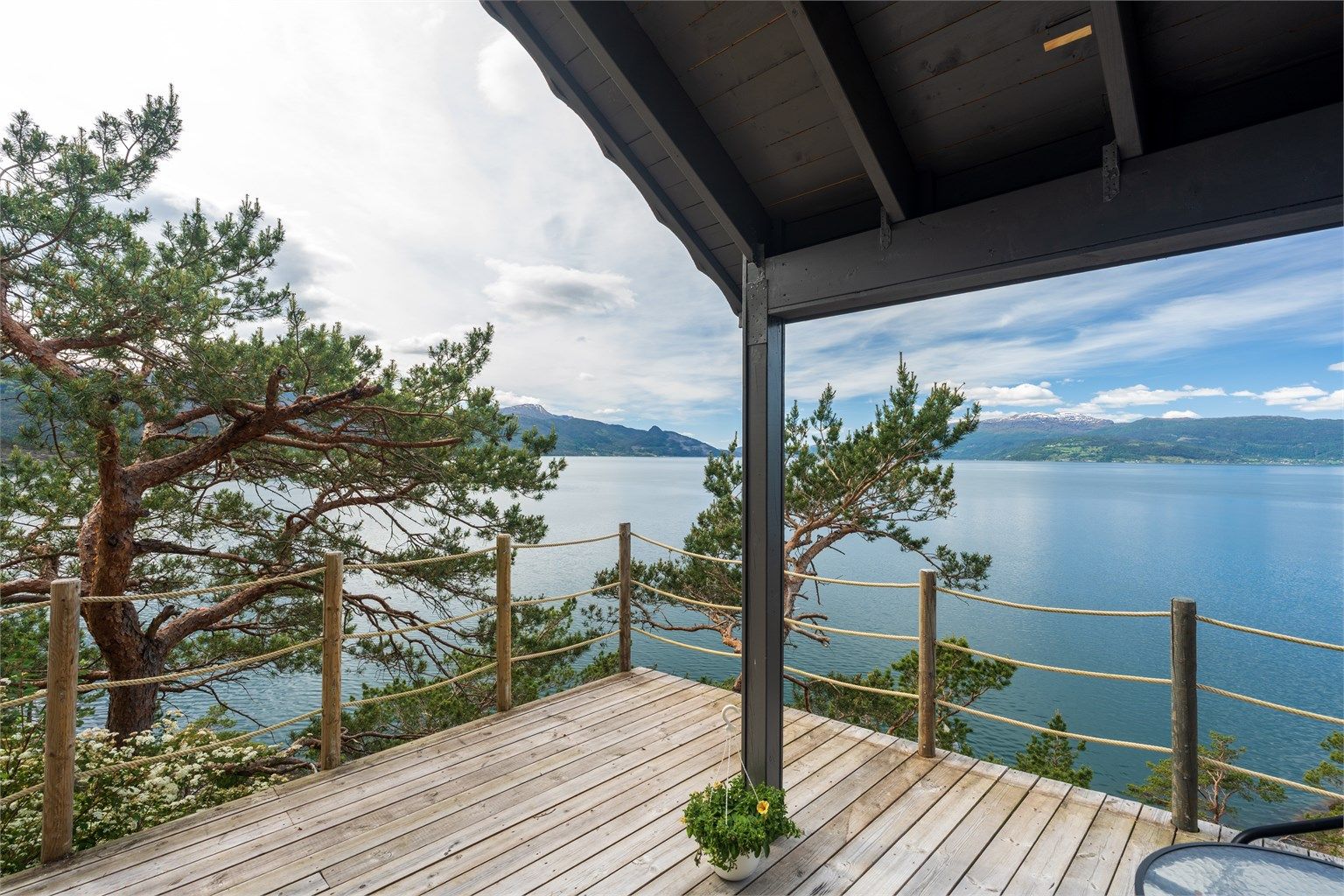 - Overbygget inngangsparti -
