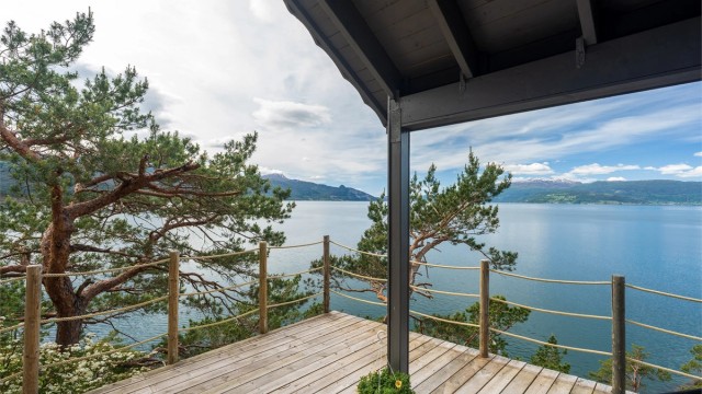 - Overbygget inngangsparti -