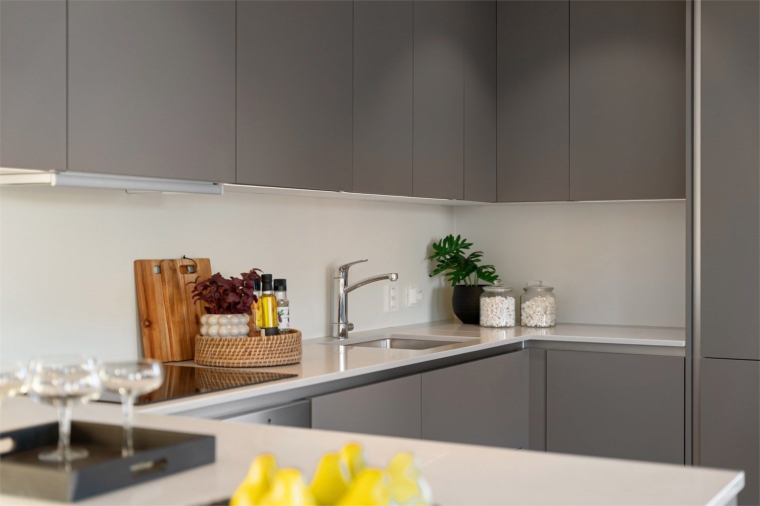 Integrerte hvitevarer som induksjonstopp, komfyr, oppvaskmaskin og kombi kjøl-/fryseskap. Utstyrt med komfyrvakt og aquastopp