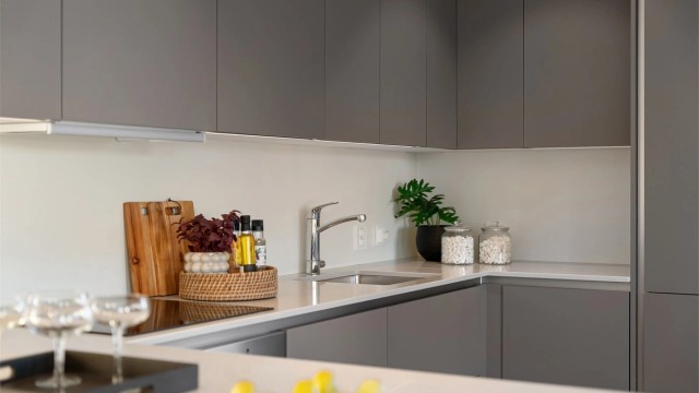 Integrerte hvitevarer som induksjonstopp, komfyr, oppvaskmaskin og kombi kjøl-/fryseskap. Utstyrt med komfyrvakt og aquastopp