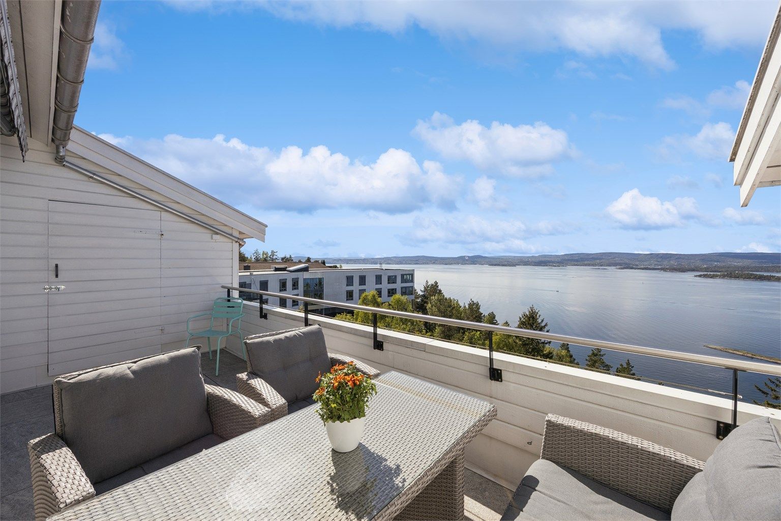 Meget attraktiv 3-roms leilighet med svært gode solforhold og fantastisk panoramautsikt utover Oslofjorden og Ildjernet. Foto: John Kerlefsen v/Efkt.