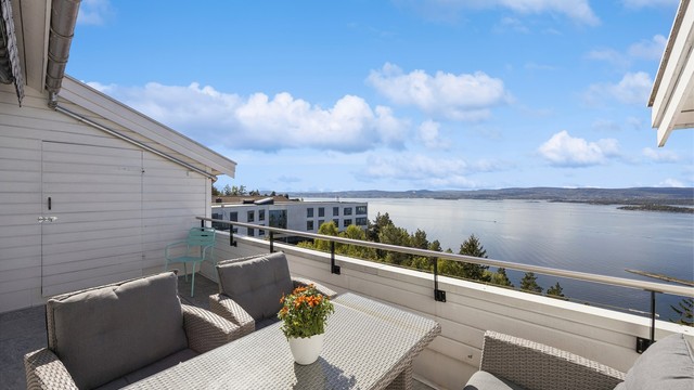 Meget attraktiv 3-roms leilighet med svært gode solforhold og fantastisk panoramautsikt utover Oslofjorden og Ildjernet. Foto: John Kerlefsen v/Efkt.