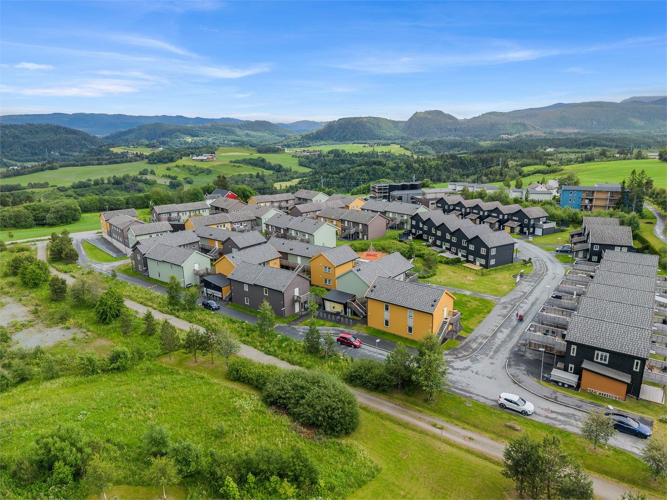 Herfra er det enkel forbindelse til Trondheim sentrum, Heimdal og øvrige deler av byen. Med bil er det kort vei til både E6, Heimdal og Trondheim sentrum, noe som gjør hverdagslogistikken enkel og effektiv.