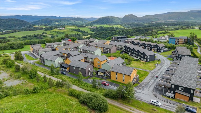 Herfra er det enkel forbindelse til Trondheim sentrum, Heimdal og øvrige deler av byen. Med bil er det kort vei til både E6, Heimdal og Trondheim sentrum, noe som gjør hverdagslogistikken enkel og effektiv.