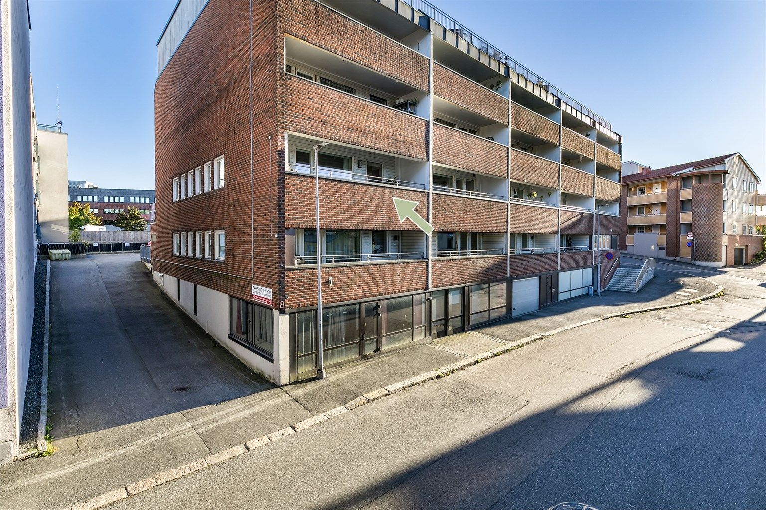 Med underetasje i bygget blir andre etasje der leiligheten inngår ekstra høy og usjenert.