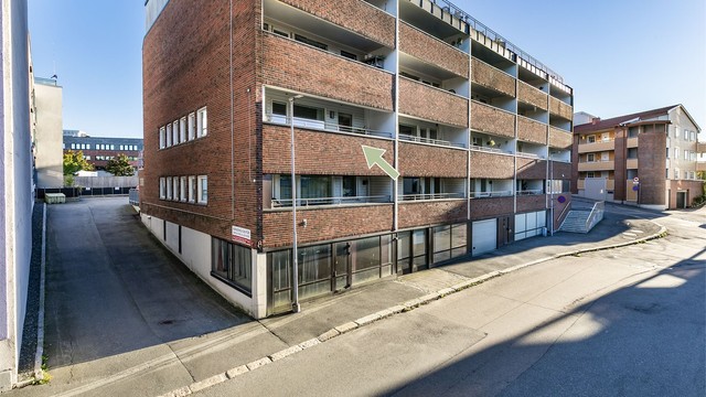 Med underetasje i bygget blir andre etasje der leiligheten inngår ekstra høy og usjenert.