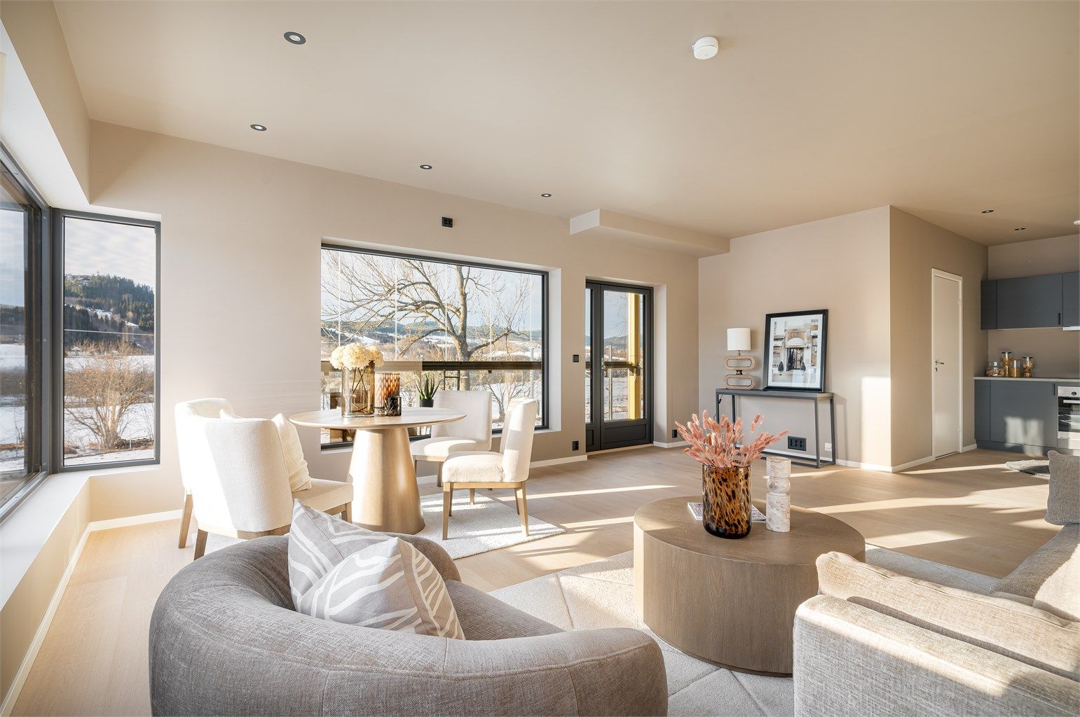 Stuen er på hele 30 kvm. og har åpen løsning mot kjøkken, hvor både stue og kjøkken har vannbåren gulvvarme.