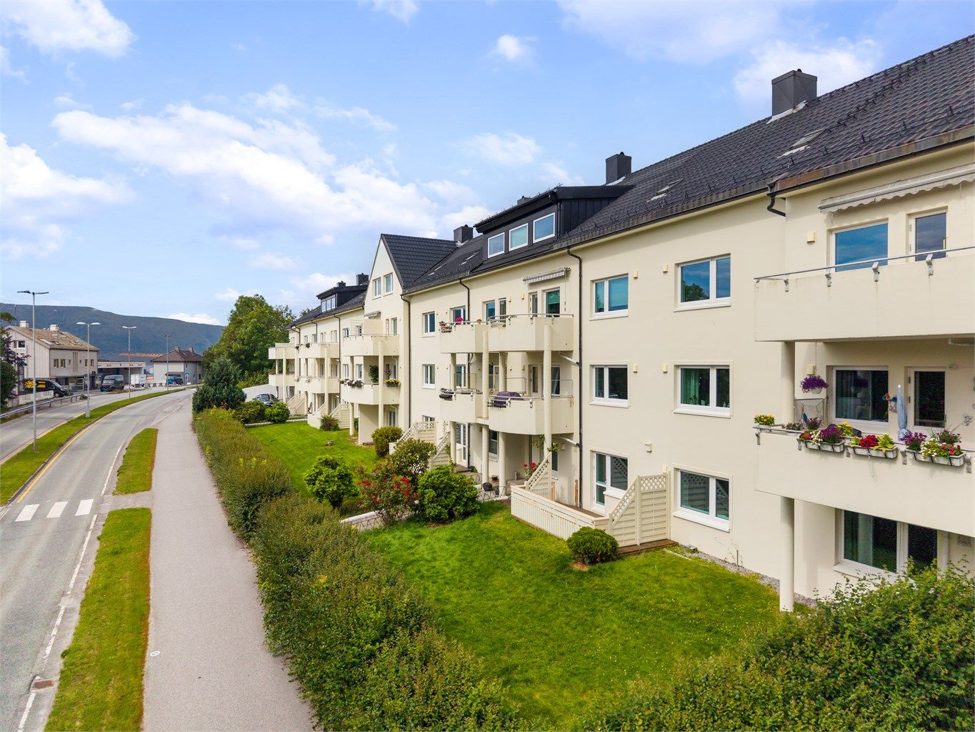 Leiligheten måler 76 m² (BRA-i) og består av åpen stue- og kjøkkenløsning, to soverom og bad. I tillegg medfølger tre boder, to på 5m² og 2m² i samme etasje og en på 1m² i loftsetasjen.
Foto: Odin Jæger