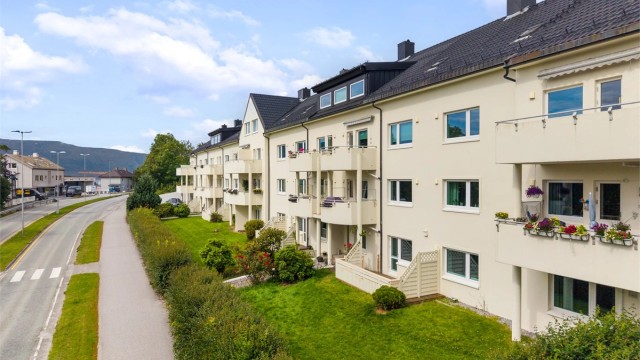 Leiligheten måler 76 m² (BRA-i) og består av åpen stue- og kjøkkenløsning, to soverom og bad. I tillegg medfølger tre boder, to på 5m² og 2m² i samme etasje og en på 1m² i loftsetasjen.
Foto: Odin Jæger
