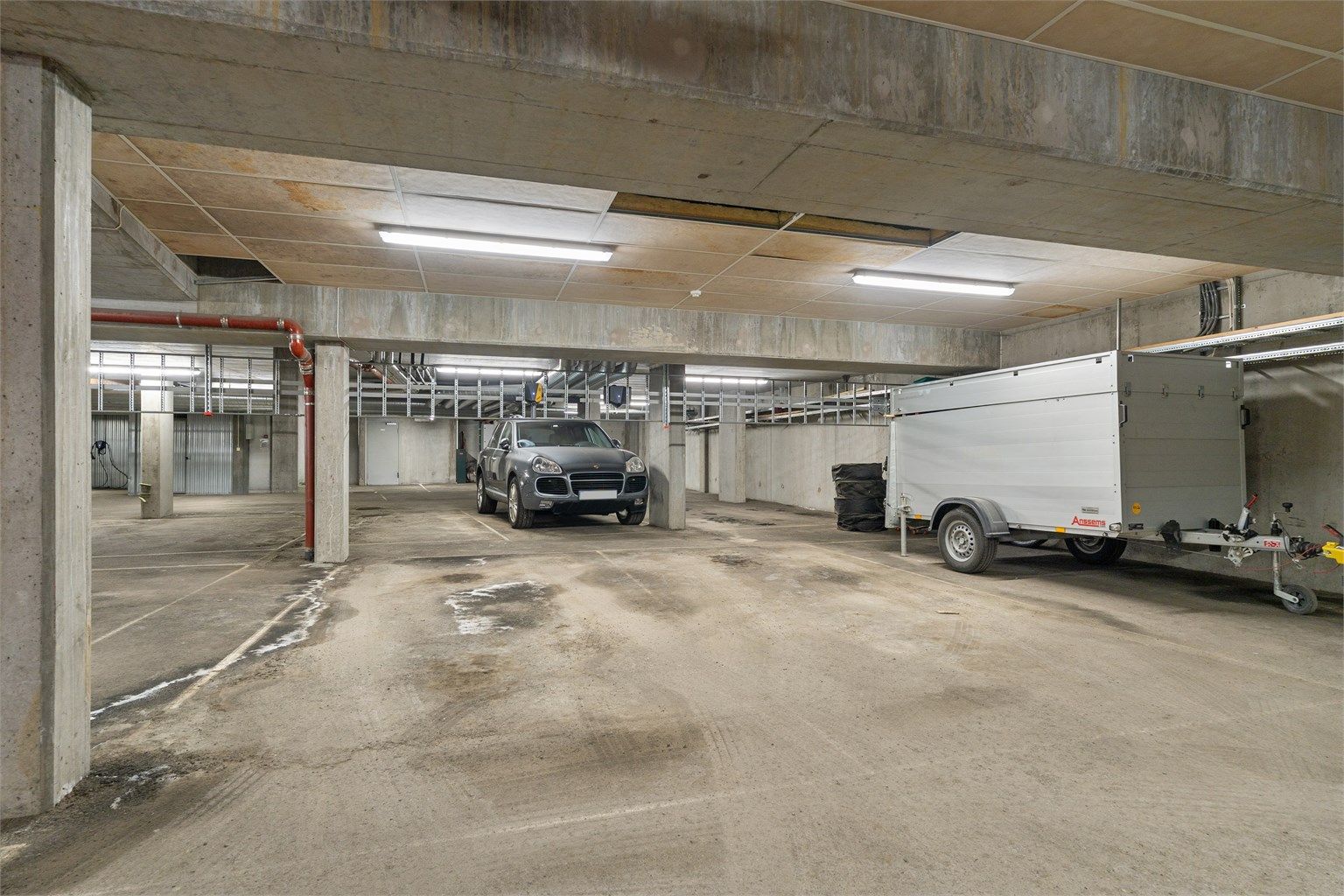 Med leiligheten følger parkeringsplass med elbillader i felles parkeringskjeller. I tillegg disponerer leiligheten en praktisk utvendig bod på 5 kvm med gode lagringsmuligheter. 
