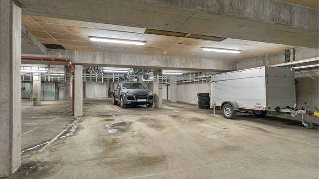 Med leiligheten følger parkeringsplass med elbillader i felles parkeringskjeller. I tillegg disponerer leiligheten en praktisk utvendig bod på 5 kvm med gode lagringsmuligheter.