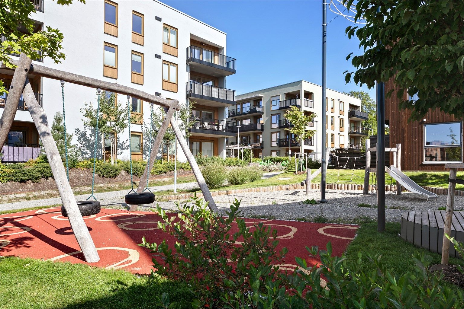 Barnevennlig område med flere lekeplasser i umiddelbar nærhet.