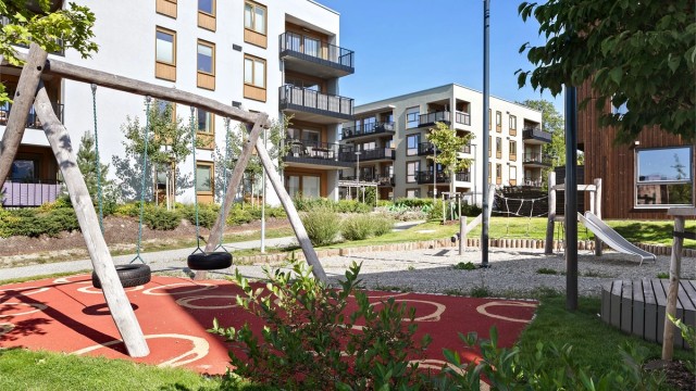 Barnevennlig område med flere lekeplasser i umiddelbar nærhet.