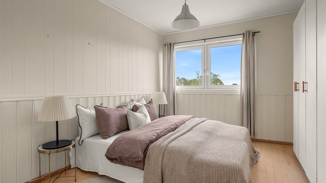 Et av to soverom på hele 11 kvm med plass til dobbeltseng, nattbord og garderobeskap.