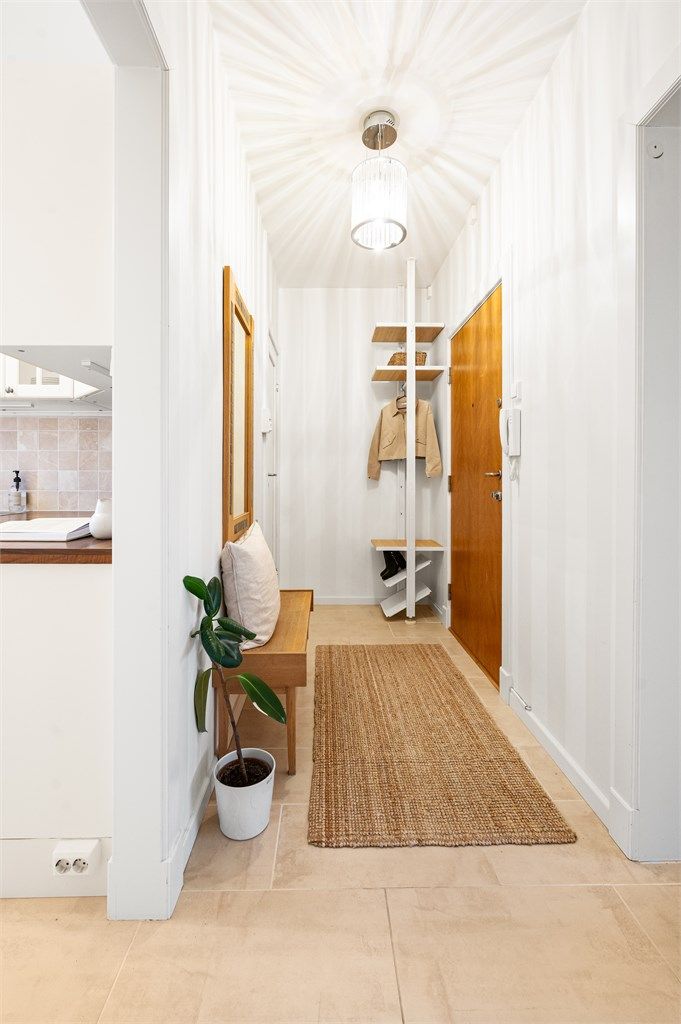 Entréen er lys, åpen og innbydende entré som gir et svært godt førsteinntrykk av leiligheten. Her er det god plass til oppbevaring av yttertøy og sko.