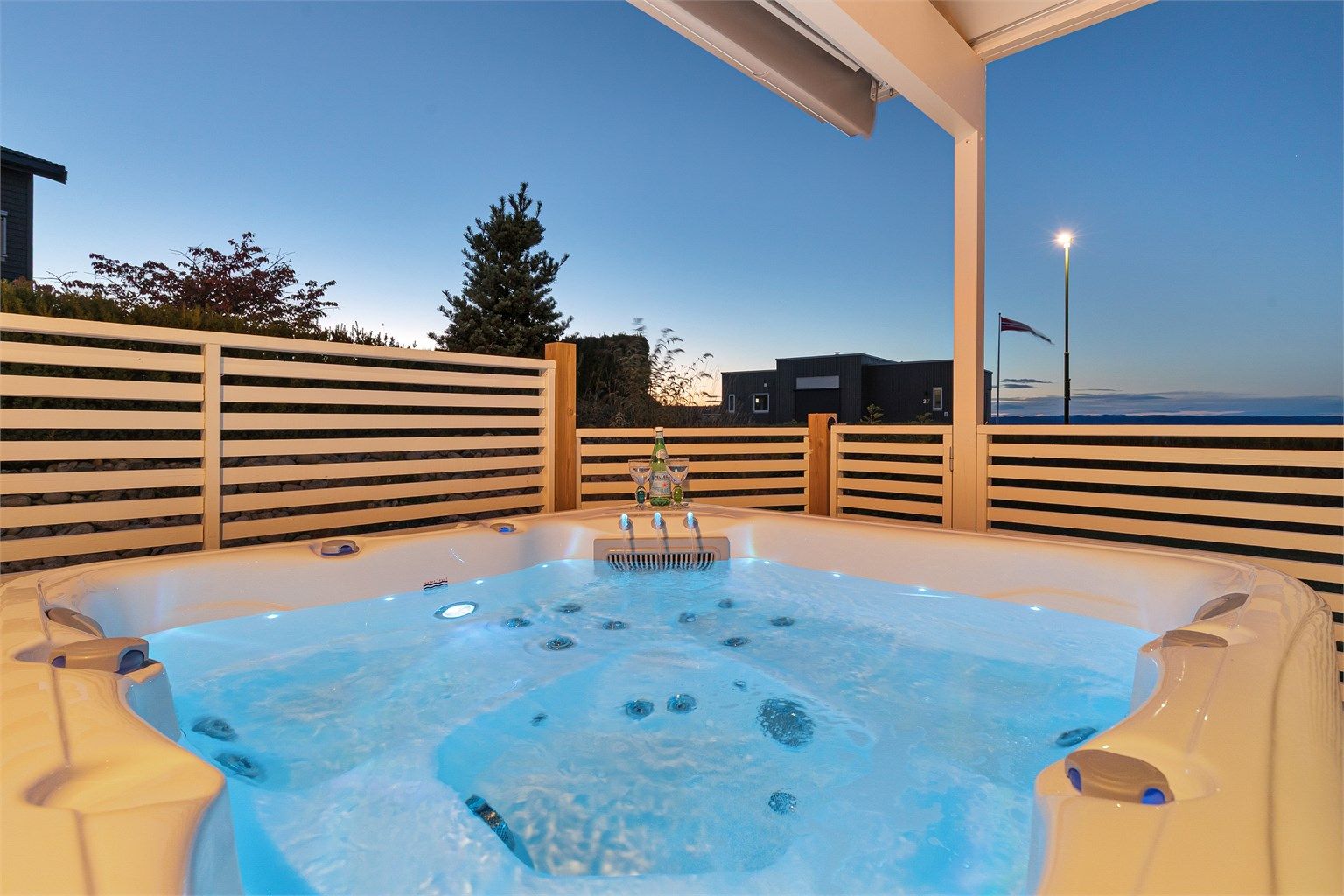 Et herlig jacuzzi på terrassen i 1.etg medfølger eiendommen 