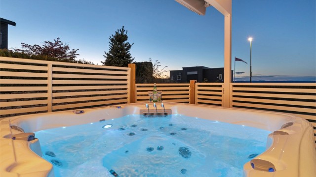 Et herlig jacuzzi på terrassen i 1.etg medfølger eiendommen