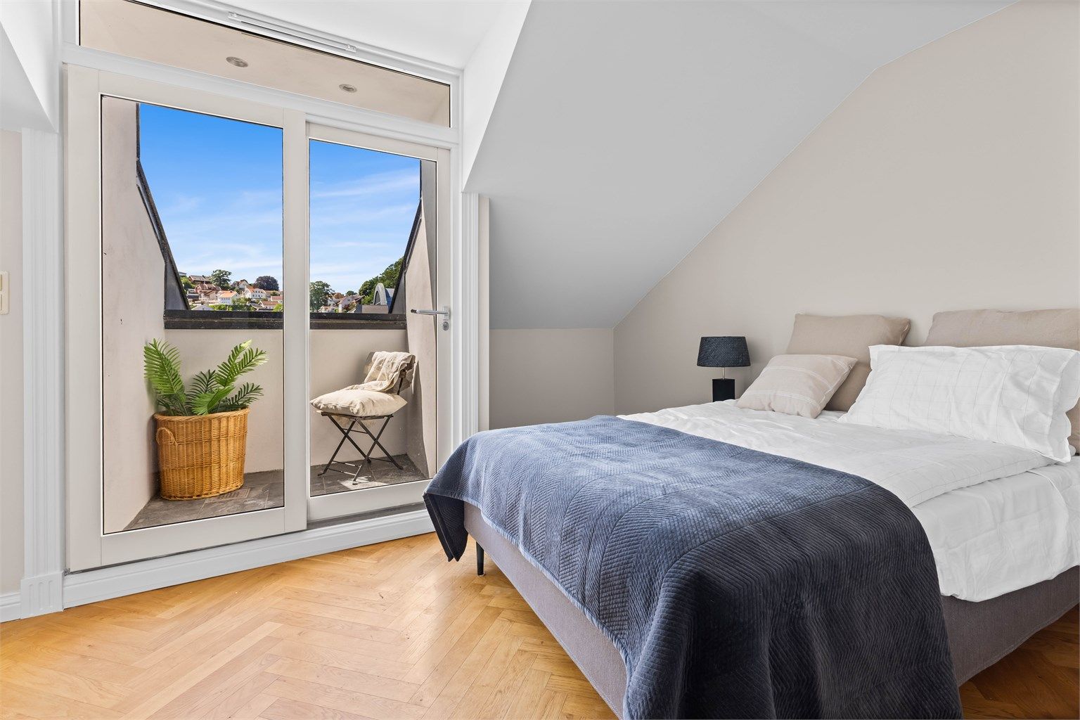 Fra det ene soverommet er det utgang til en privat, flislagt takterrasse.
Foto: Sørvær Media