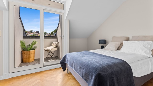 Fra det ene soverommet er det utgang til en privat, flislagt takterrasse.
Foto: Sørvær Media