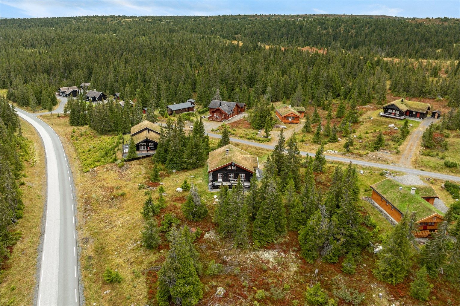 Fra hytta er det kort avstand til skiløyper på vinteren og et generelt flott turterreng ellers i året. "Ski-in ski-out" om vinteren