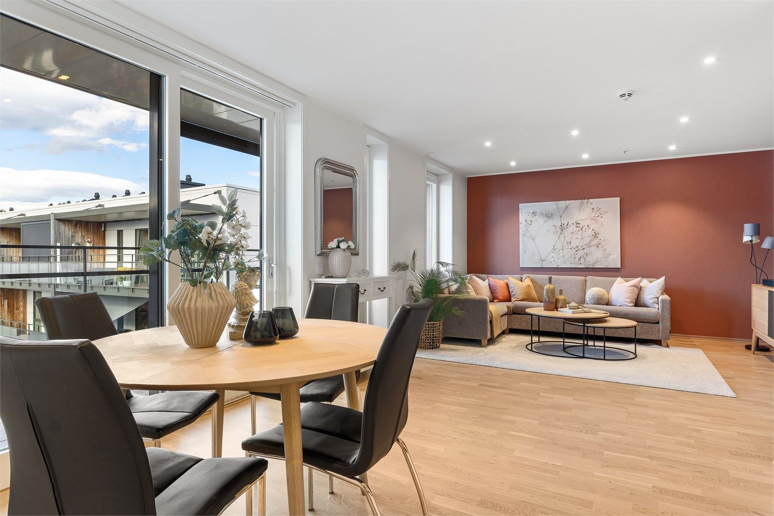 Store vindusflater i kombinasjon med en åpen planløsning sørger for godt med lysinnslipp og en romslig følelse. 