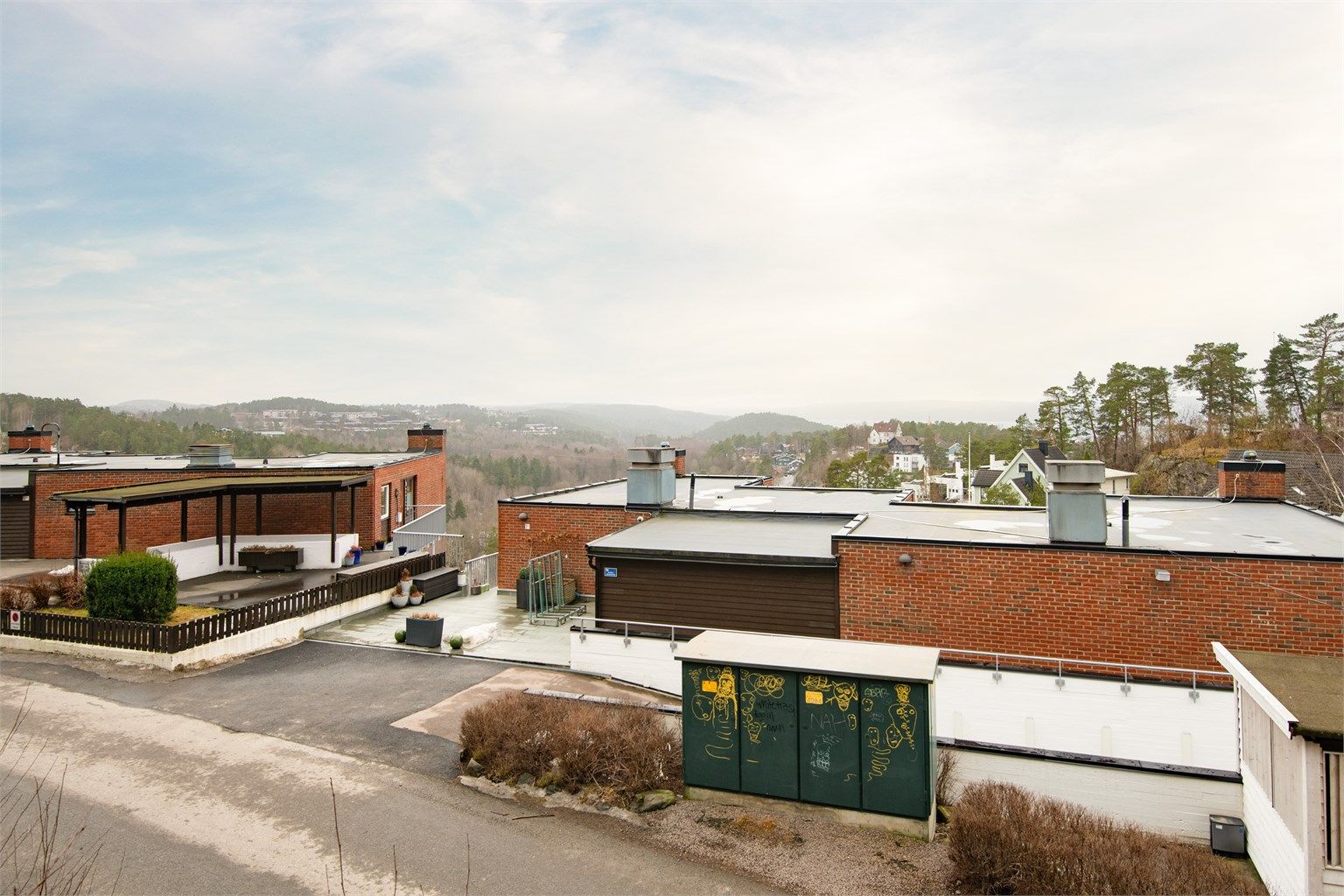 Eiendommen er del av et veletablert sameie i et rolig og barnevennlig nabolag, med nærhet til skog og sjø.
