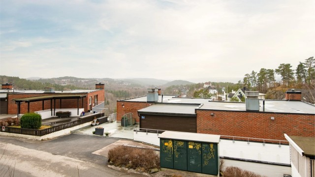 Eiendommen er del av et veletablert sameie i et rolig og barnevennlig nabolag, med nærhet til skog og sjø.