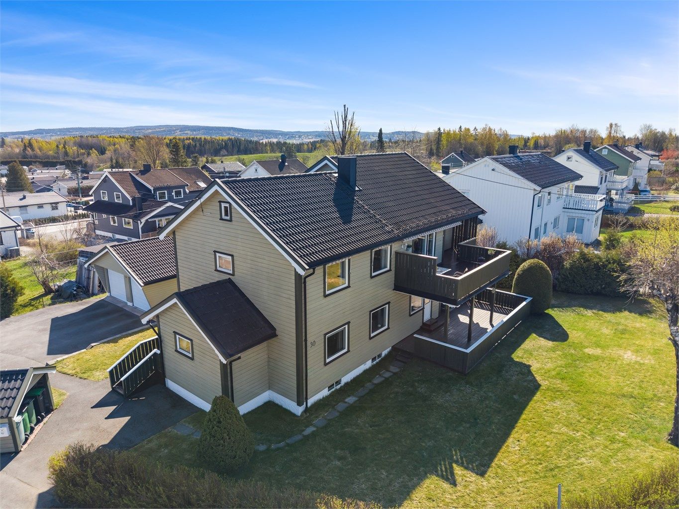 En innholdsrik bolig med tre soverom, separat kjøkken og en stor, usjenert balkong. Eiendommen har gode solforhold og tilgang til hage.