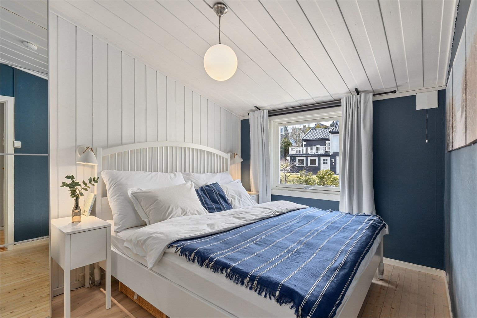 Hovedsoverom med plass til dobbeltseng og nattbord på hver side 