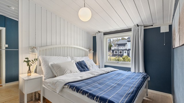 Hovedsoverom med plass til dobbeltseng og nattbord på hver side