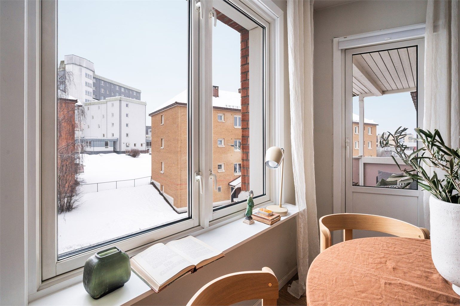 Vinduene vender ut mot rolige og grønne fellesarealer, skjermet fra trafikk.