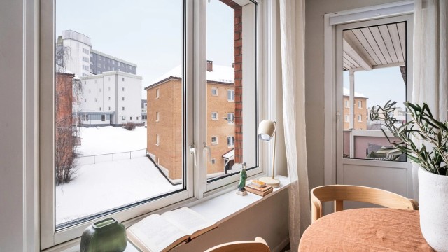 Vinduene vender ut mot rolige og grønne fellesarealer, skjermet fra trafikk.