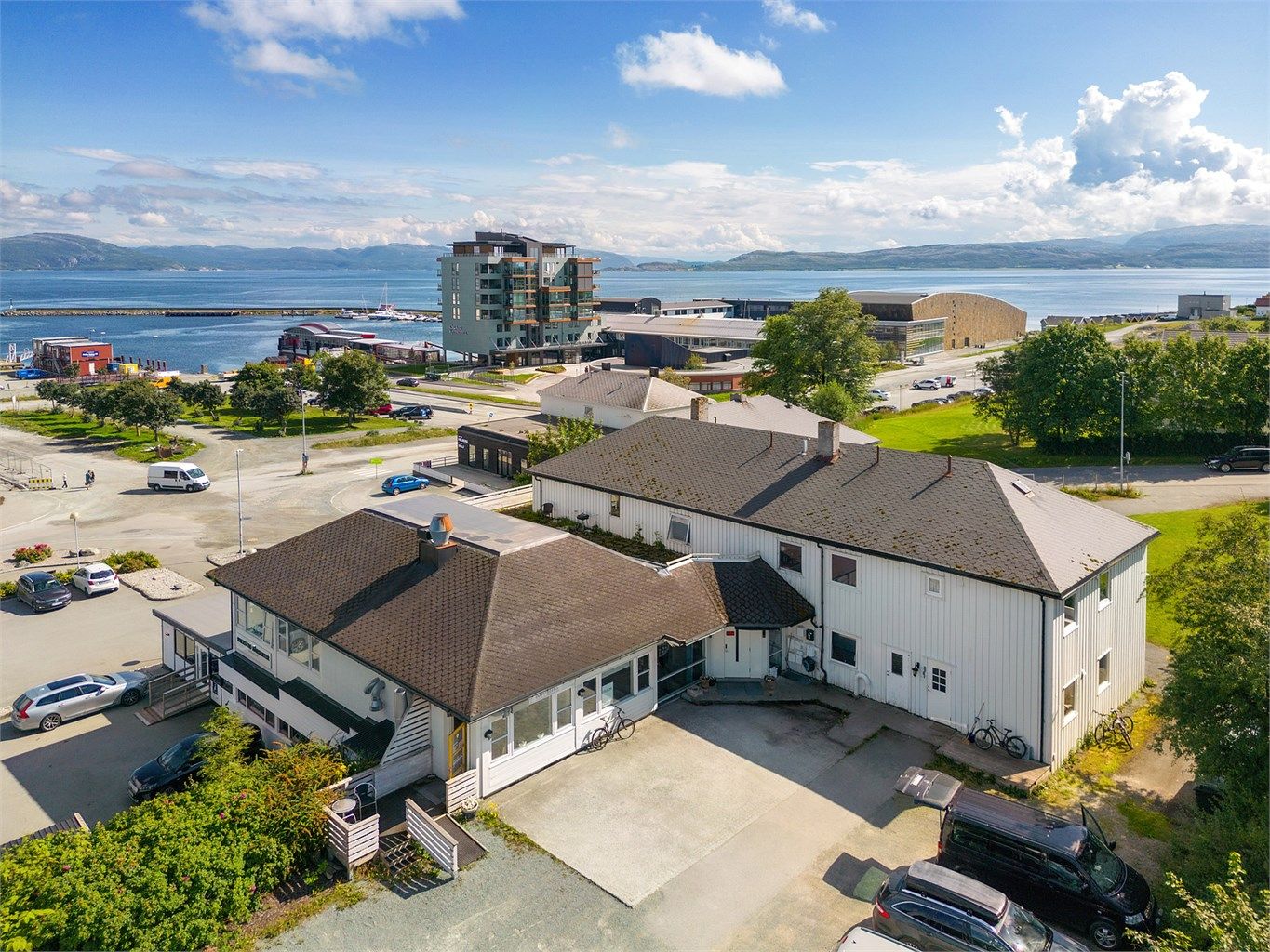 Tomta har svært gode solforhold, og flott utsikt mot fjorden.