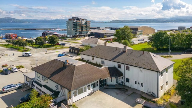 Tomta har svært gode solforhold, og flott utsikt mot fjorden.